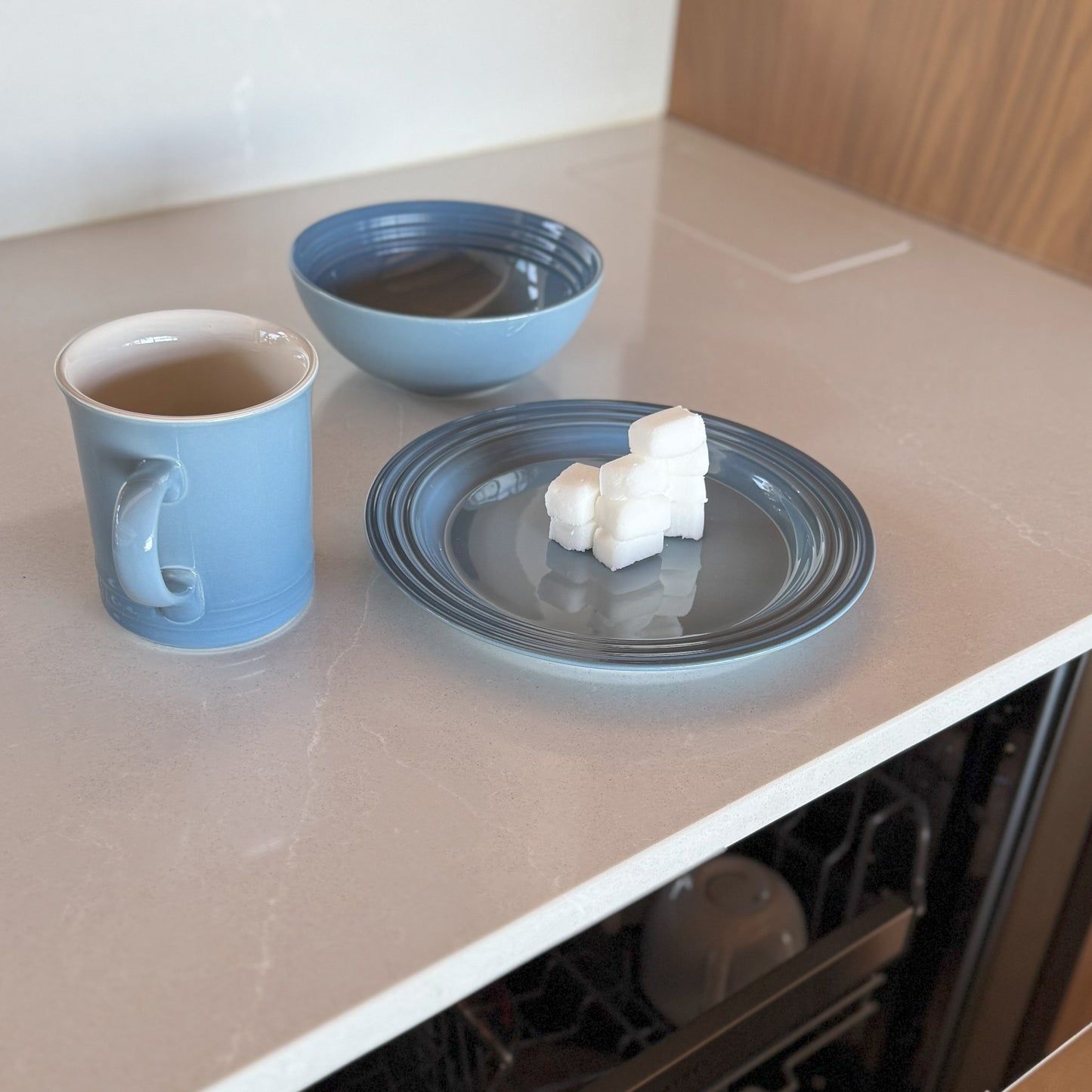 Minimalist Shine Dishwashing Tablets with Blue Dishes